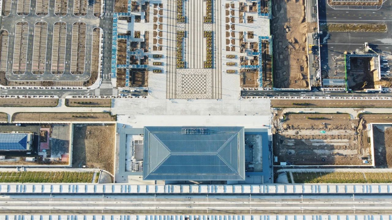 南乐站位于河南省濮阳市南乐县千口镇樊村附近,为线侧下式站房.