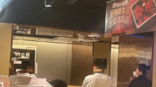家长吐槽带娃去海底捞看到科目三很不适：“这种事情为什么会火？”
