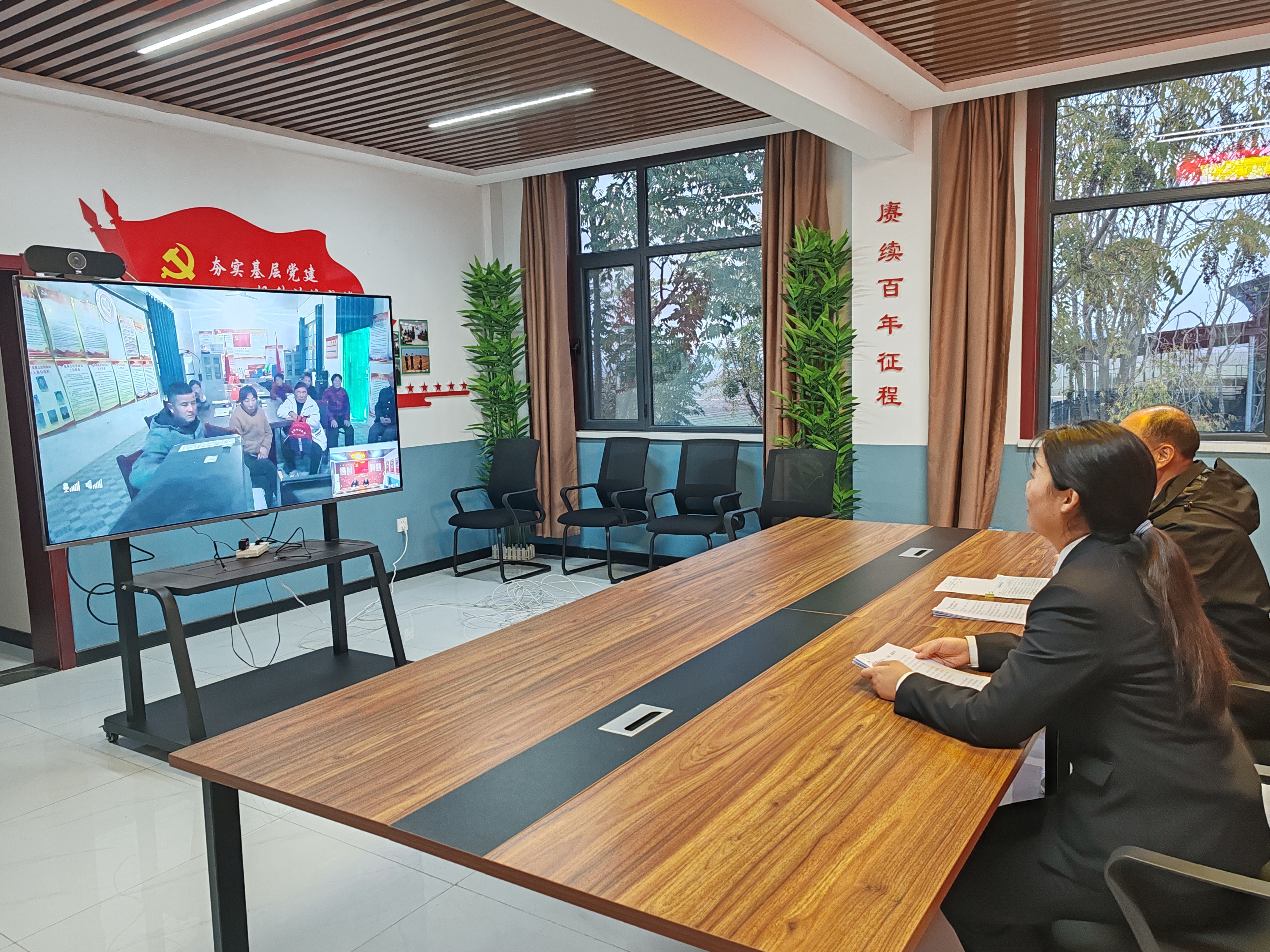 一根线，一方屏  “云法庭”巧绘诉源新“枫”景