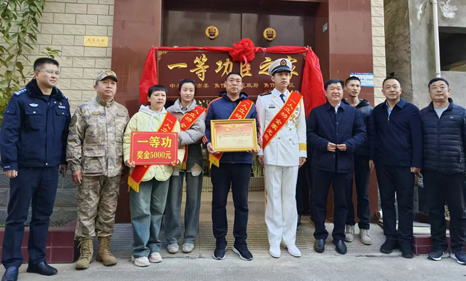 11月27日上午,焦作市为荣立一等功的现役军人孙毅飞送去立功喜报,把党