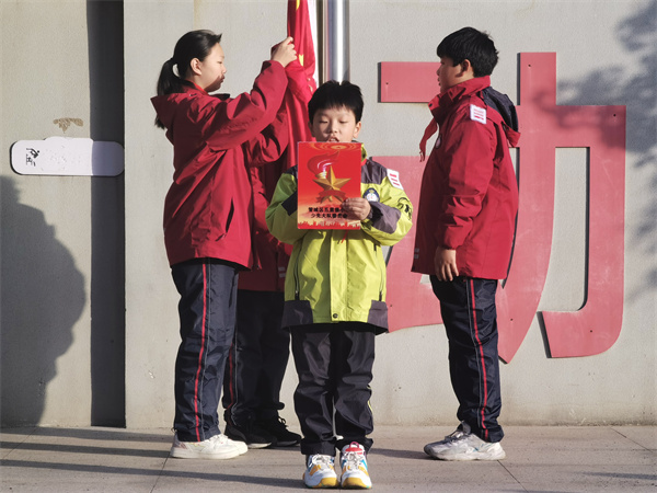郑州市管城区五里堡小学举行“全国交通安全日”国旗下微课程