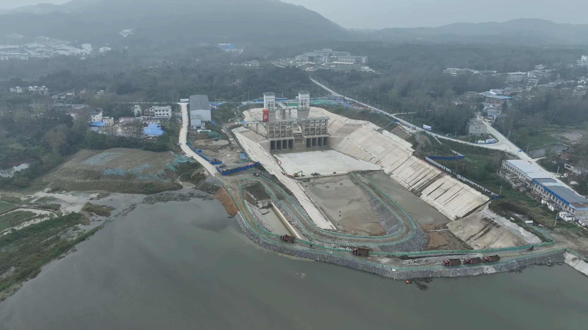 从高空俯瞰,五岳水库宛如蓝色的宝石,镶嵌在绿色的大地上,形成一幅