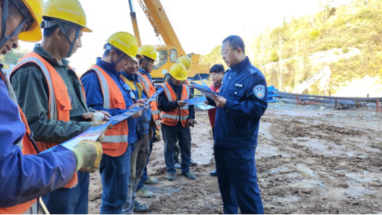 巩义市公安局新中派出所深入建筑工地 开展反诈宣传