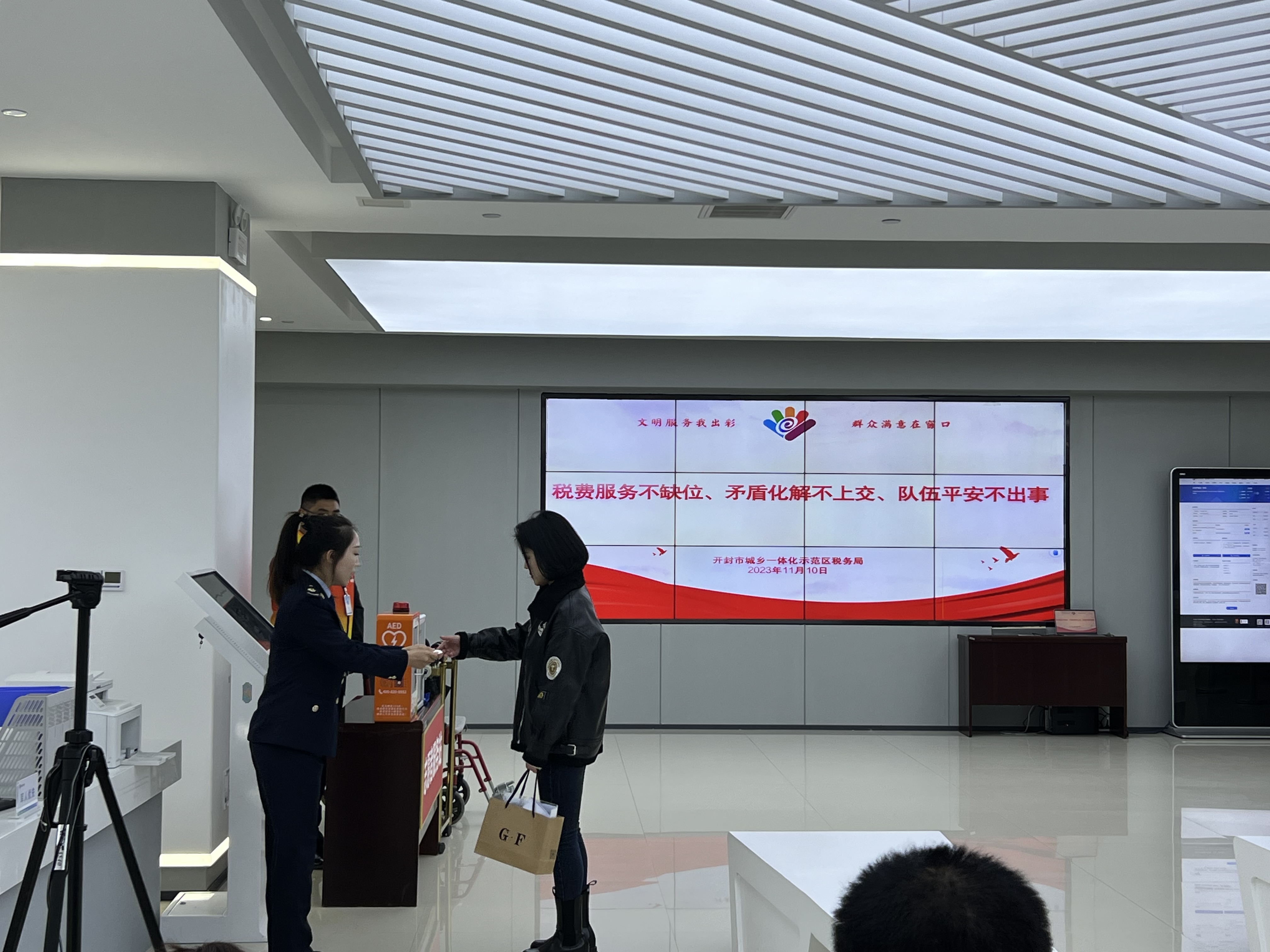 税务先锋竞风采 税费服务暖人心