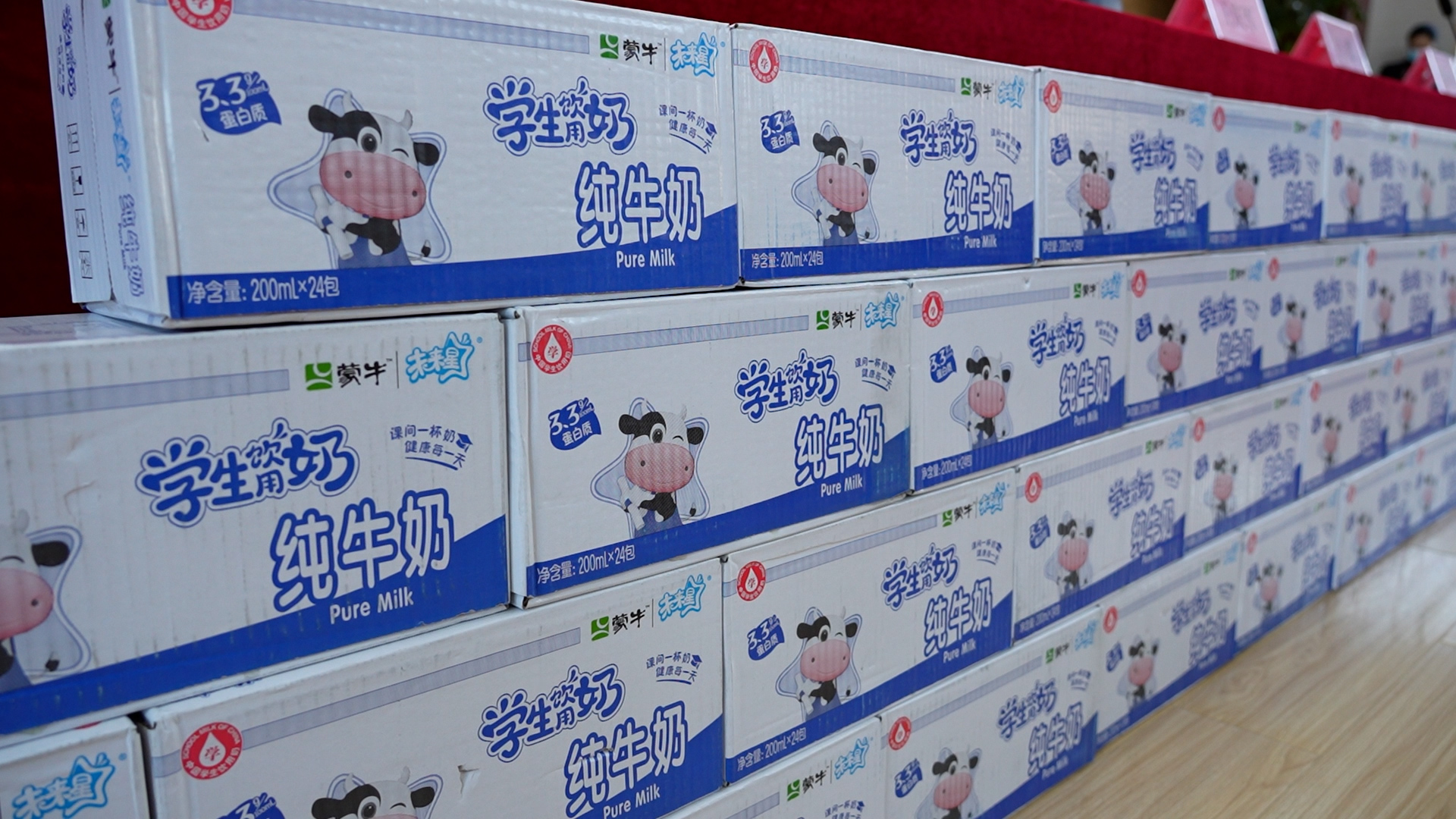 蒙牛集团向新乡高新区学子捐赠价值50万元学生奶