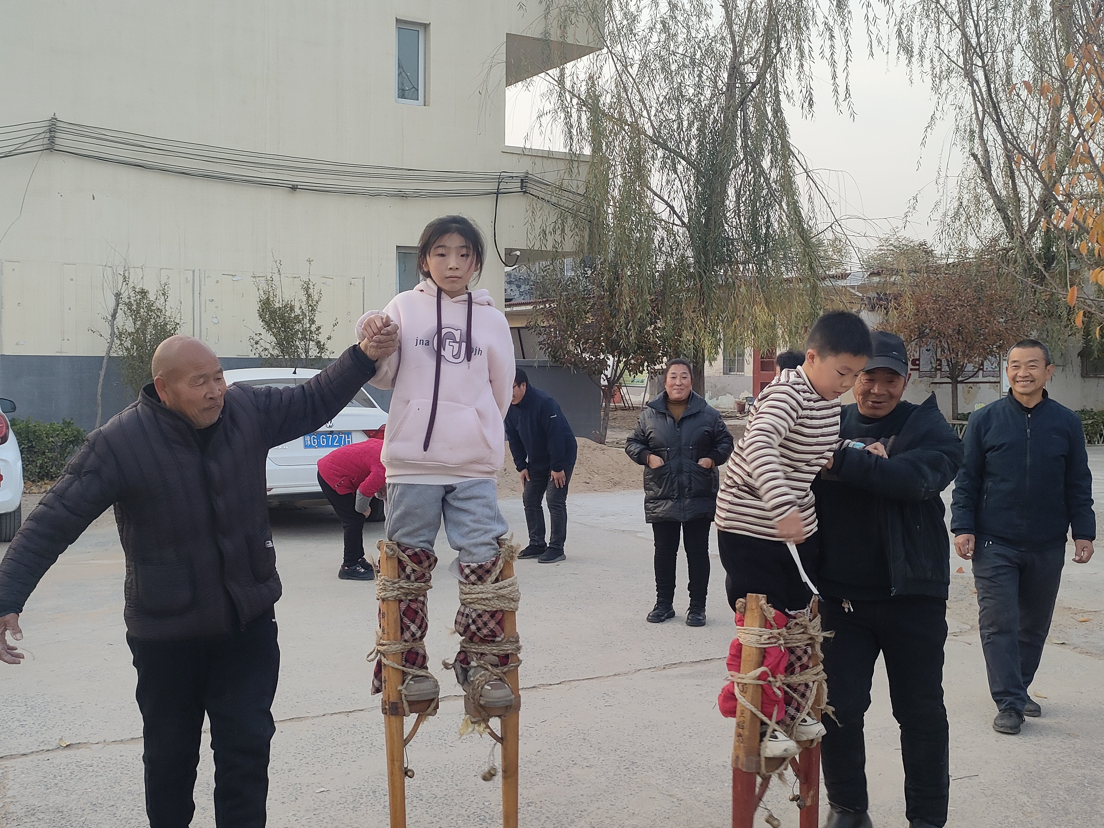 卫辉柳位高跷进校园 “非遗”有了小小传承人