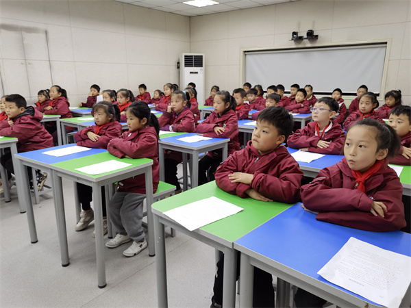 郑州市管城区南关小学组织学生观看第十届国家宪法日活动