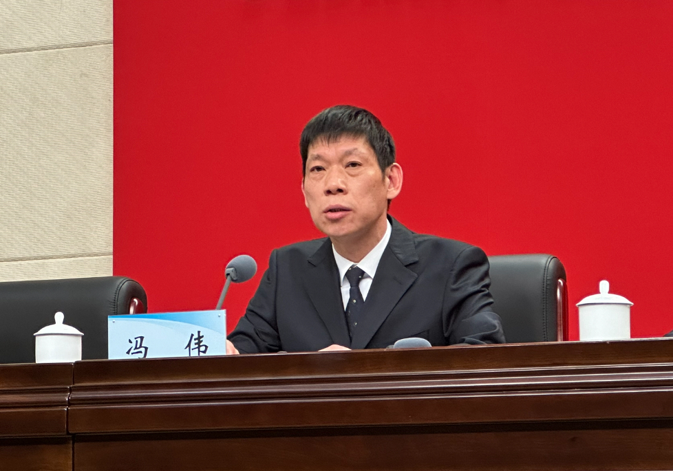 首页>河南新闻广播>正文>河南省粮食和储备局二级巡视员冯伟在答记者