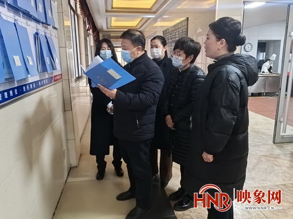 商丘市梁园区委常委、政法委书记杨光磊到解放街道督导食品安全工作