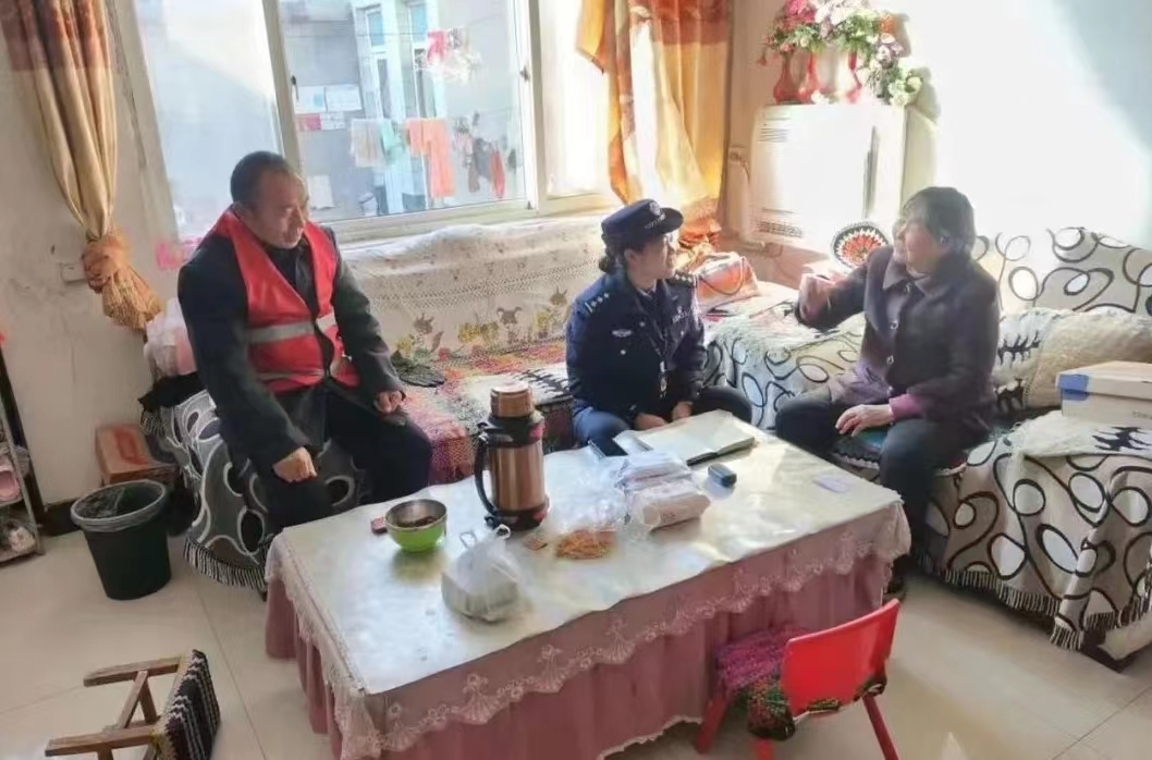 淇县高村派出所社区民警“一档一访三送”为老人传递温暖