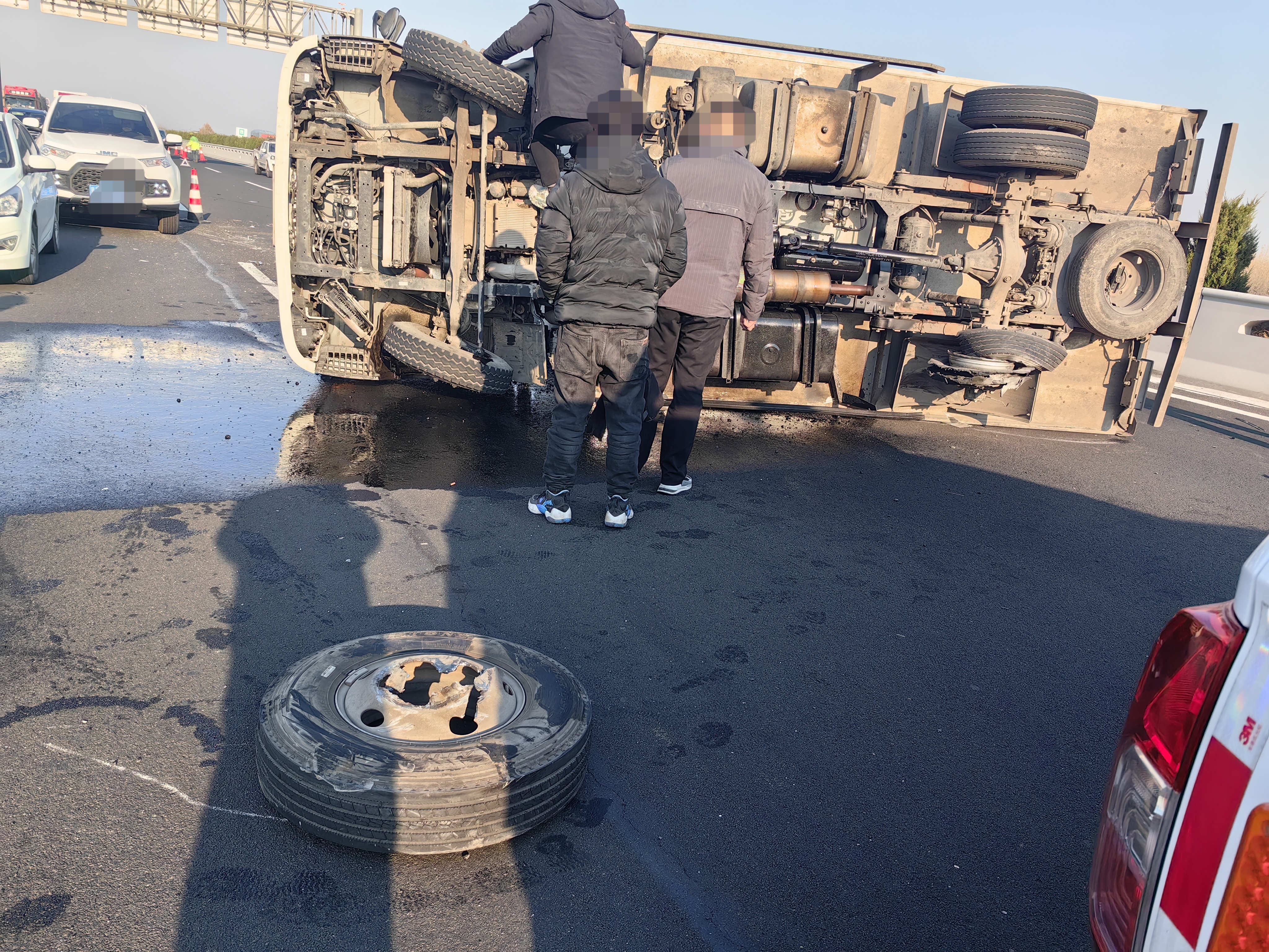 轮胎一个爆了一个掉了货车爆胎翻车忙坏高速交警和路政