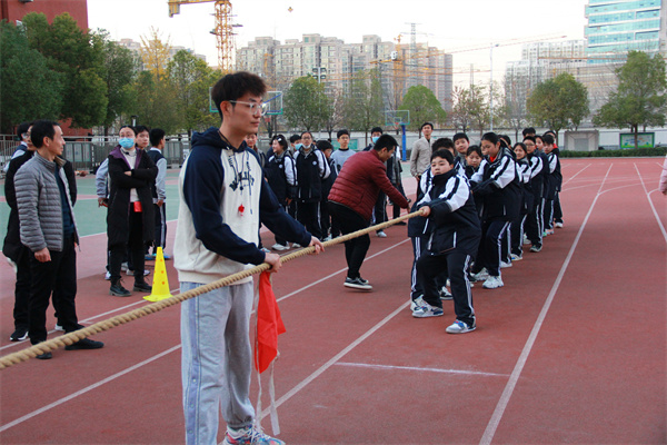 郑州市第四十八中学举行拔河比赛