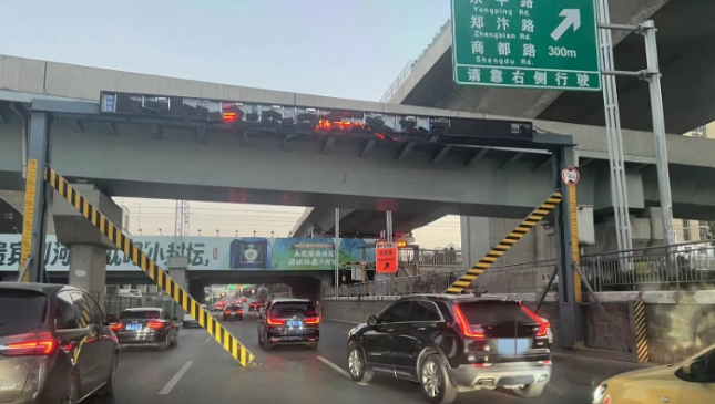 中州大道一限高架被撞，通行请小心