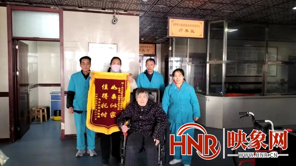 新野景仁堂服务中心：助脑梗老人行走 获家属锦旗相赠