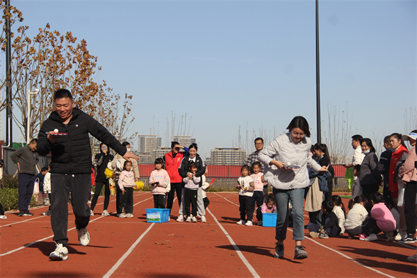 郑州市二七区幸福路小学华侨城校区首届冬季趣味运动会开幕