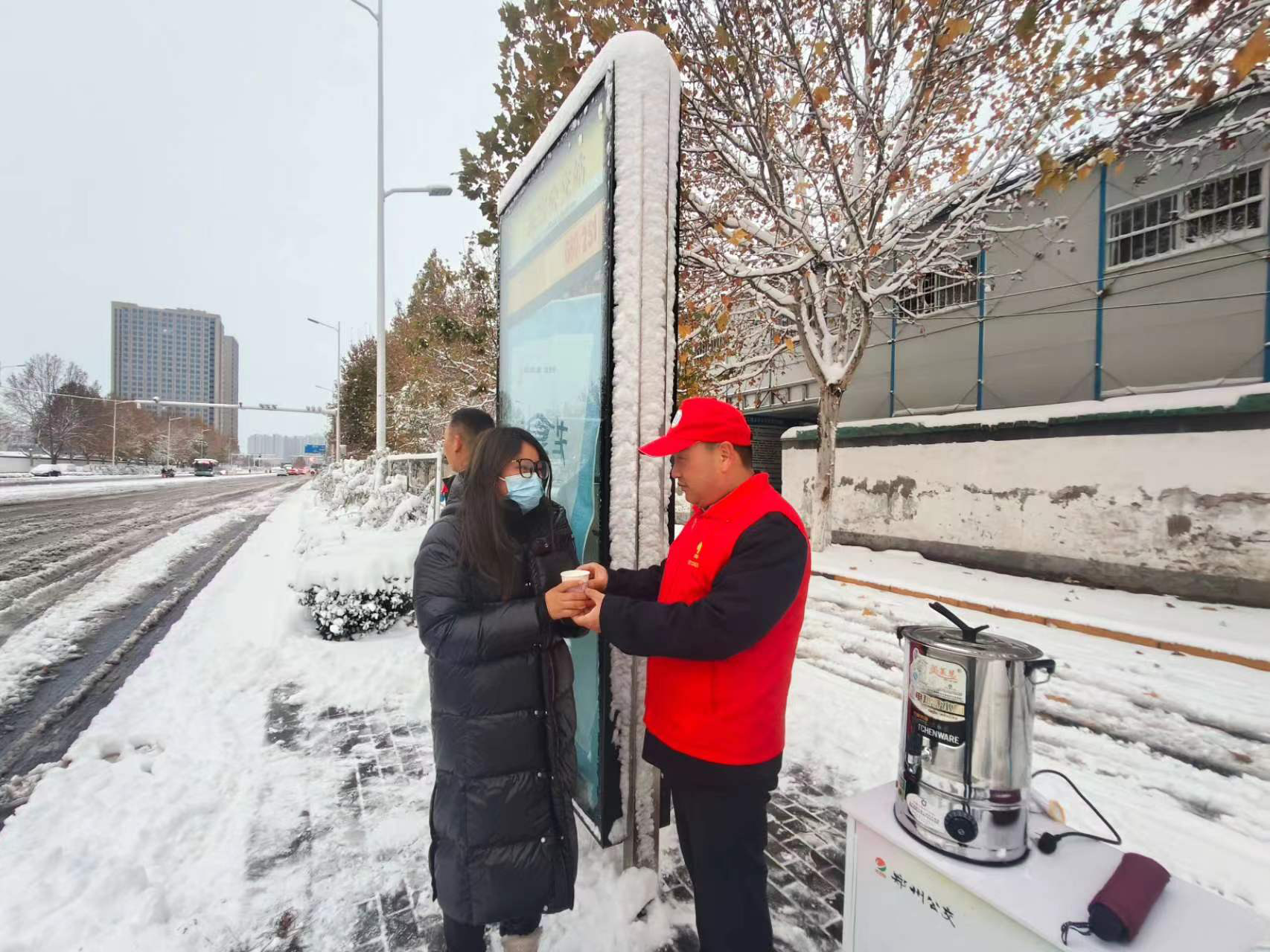 象·暖流丨一杯红糖姜茶水 温暖市民出行路