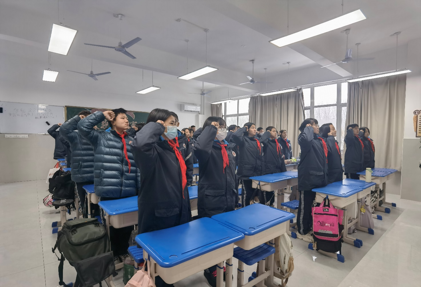 郑州八中新校区举行"国家公祭日"主题教育活动