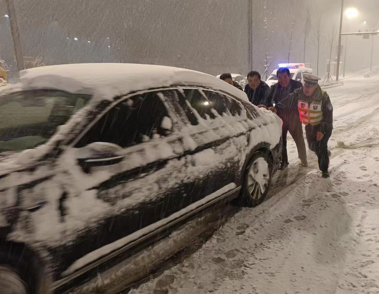 巩义公安全警出击迎战初雪