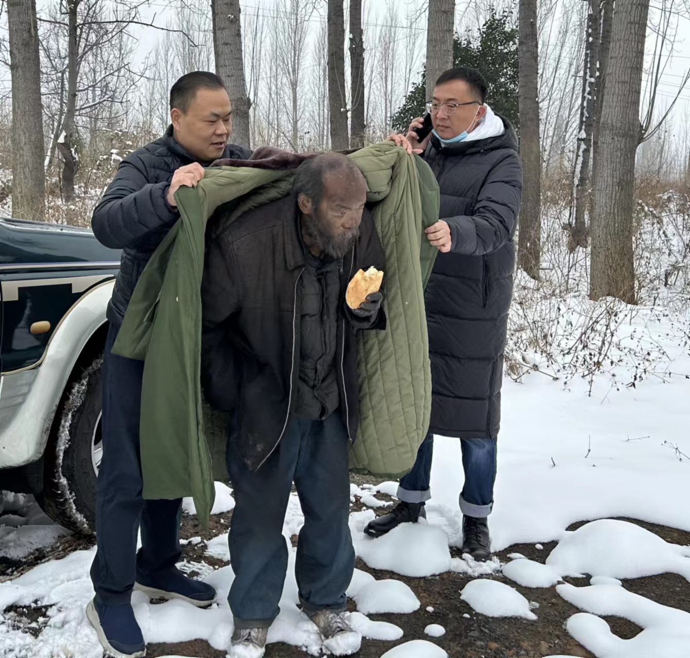 冬天很冷 人心很暖 一流浪汉‘借宿’闲置破房被及时救助