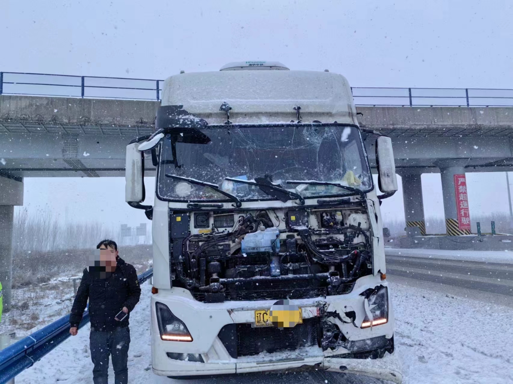 大货车雪天跟车太近没刹住车头撞的狼藉不堪