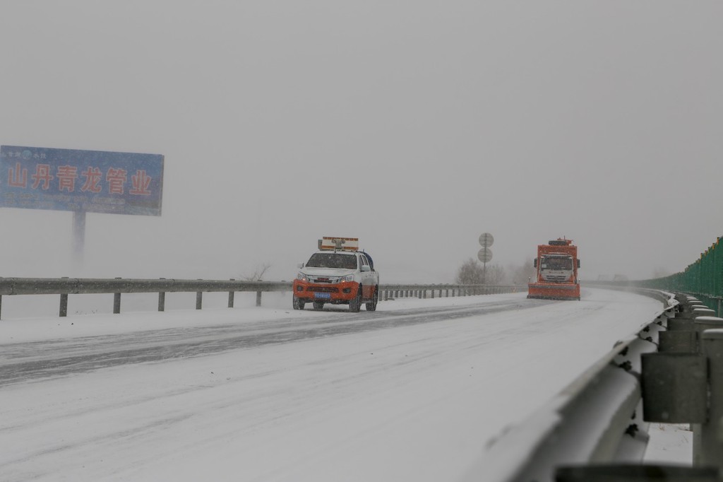 因降雪,禁止所有車輛上站的路段有:澠淅高速:仙門山站-澠池南站.