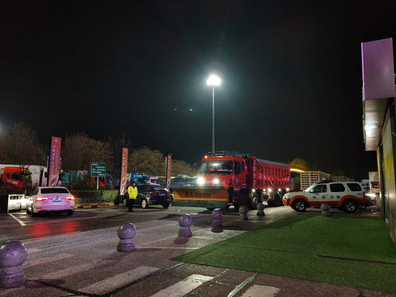 人民至上温暖行动河南高速服务区暖意流动