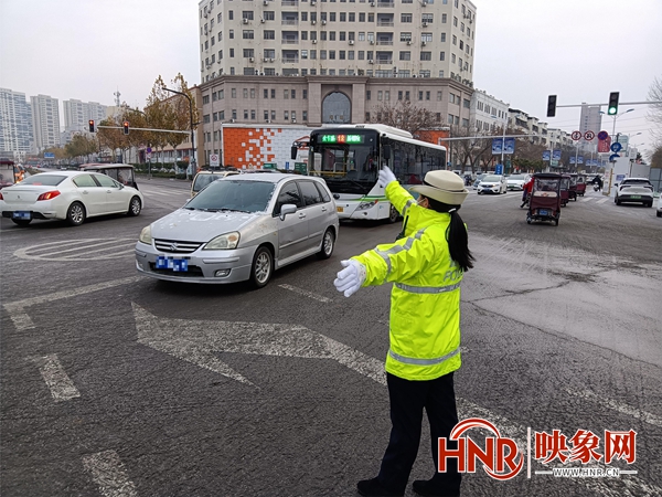 商丘交警一大队抗冰雪保畅通
