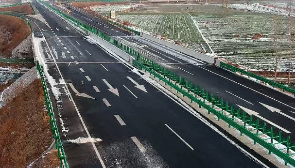 人民至上温暖行动因结冰河南省部分高速路段禁止车辆上站