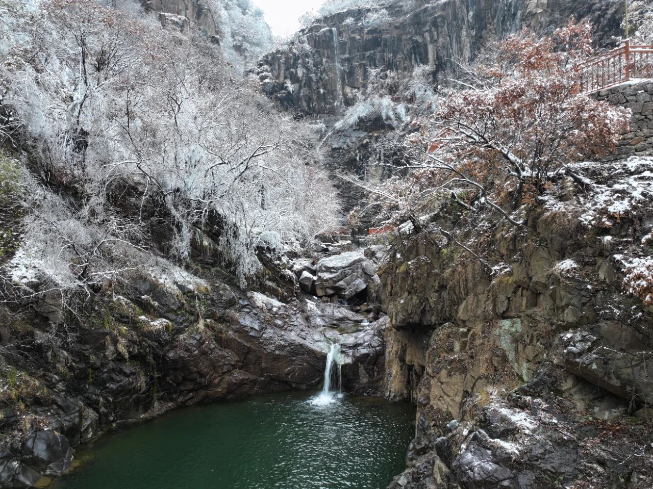 >汝阳县融媒体中心>正文>被白雪装点得如诗如画汝阳王坪乡神仙窑景区