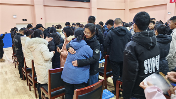 郑州四中管城校区举办“激发潜能，超越自我”励志感恩活动