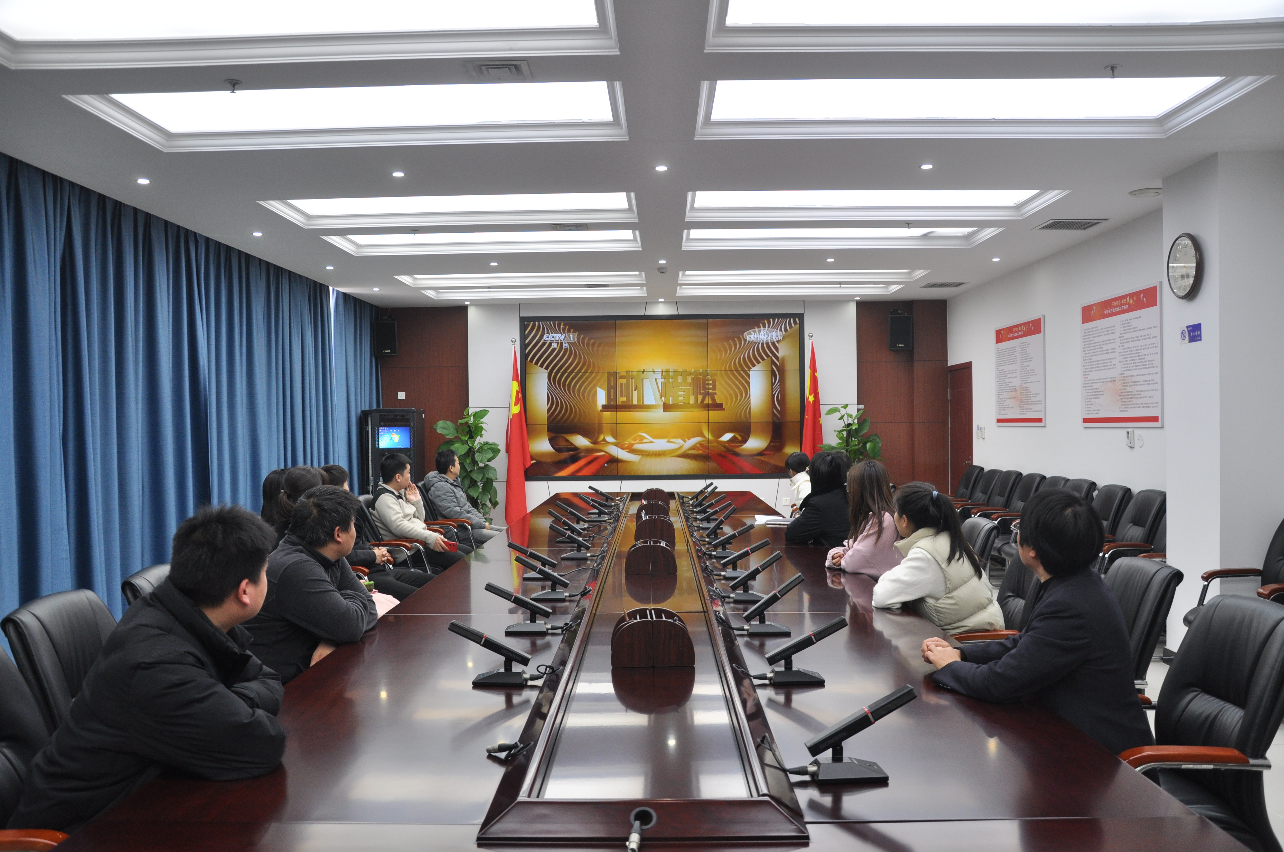 鹤壁市淇滨区法院干警认真学习全国模范法官鲍卫忠同志先进事迹