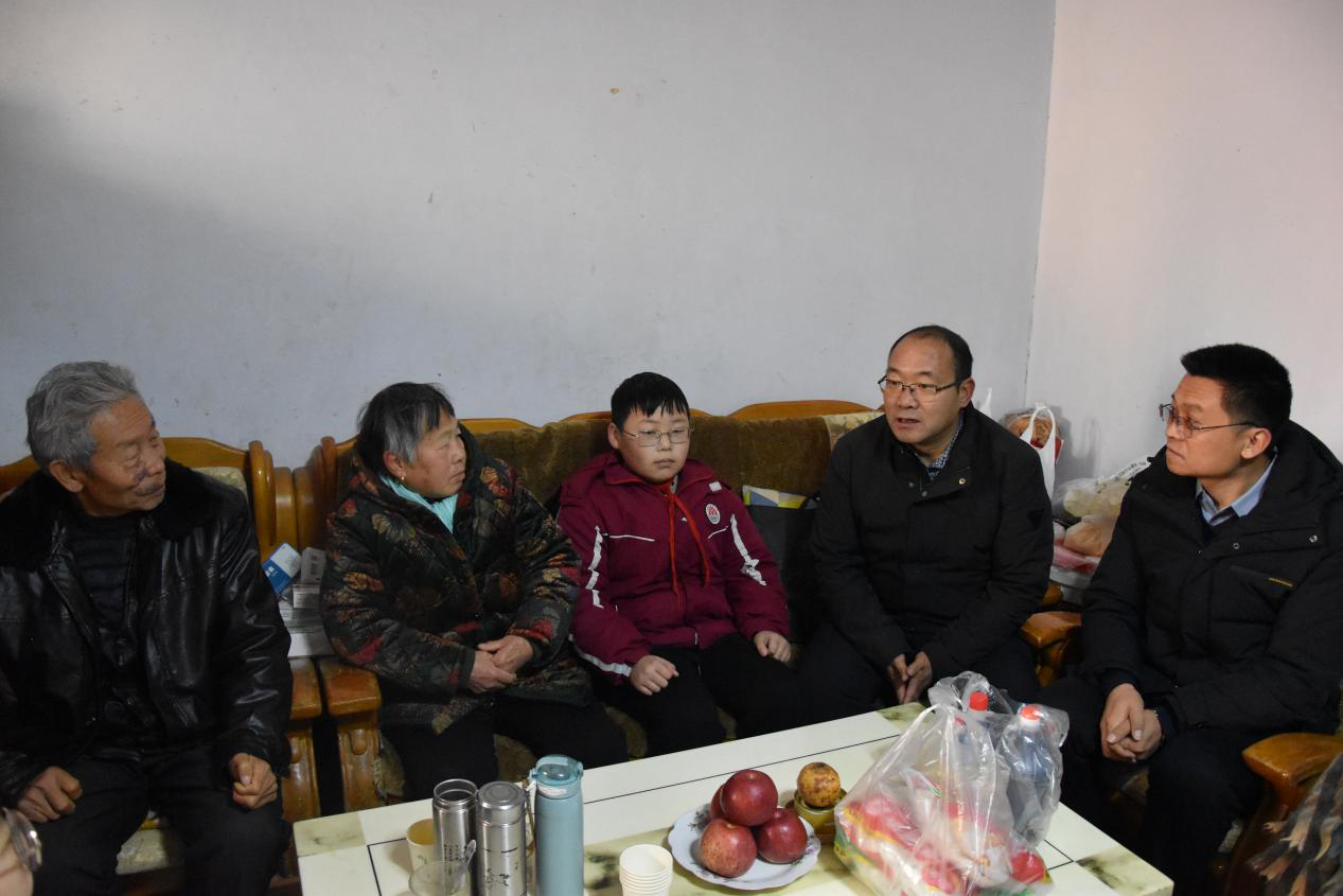 鹤壁市山城区第五小学党支部开展“冬至送温暖”志愿服务活动