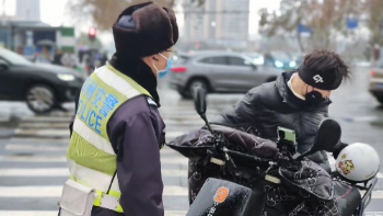 元旦将至 郑州交警发布2024年元旦“出行指南”