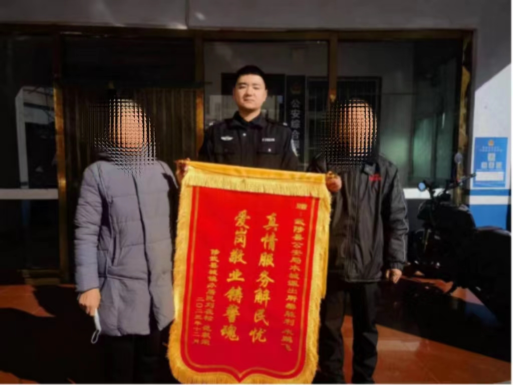 老两口外出求医迷路 有好心人竟然这样做......