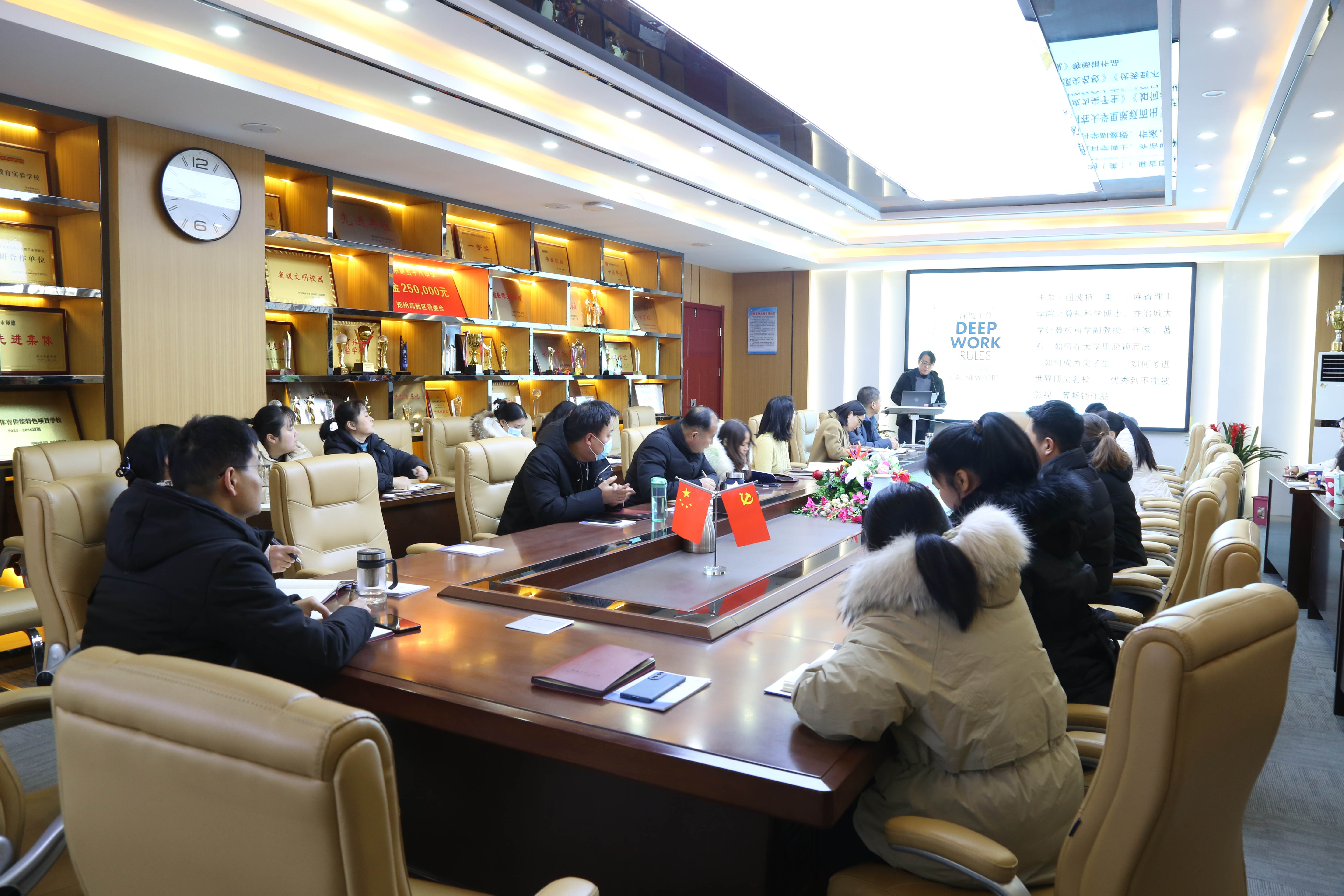 郑州市第五十八中学举行干部读书讲坛