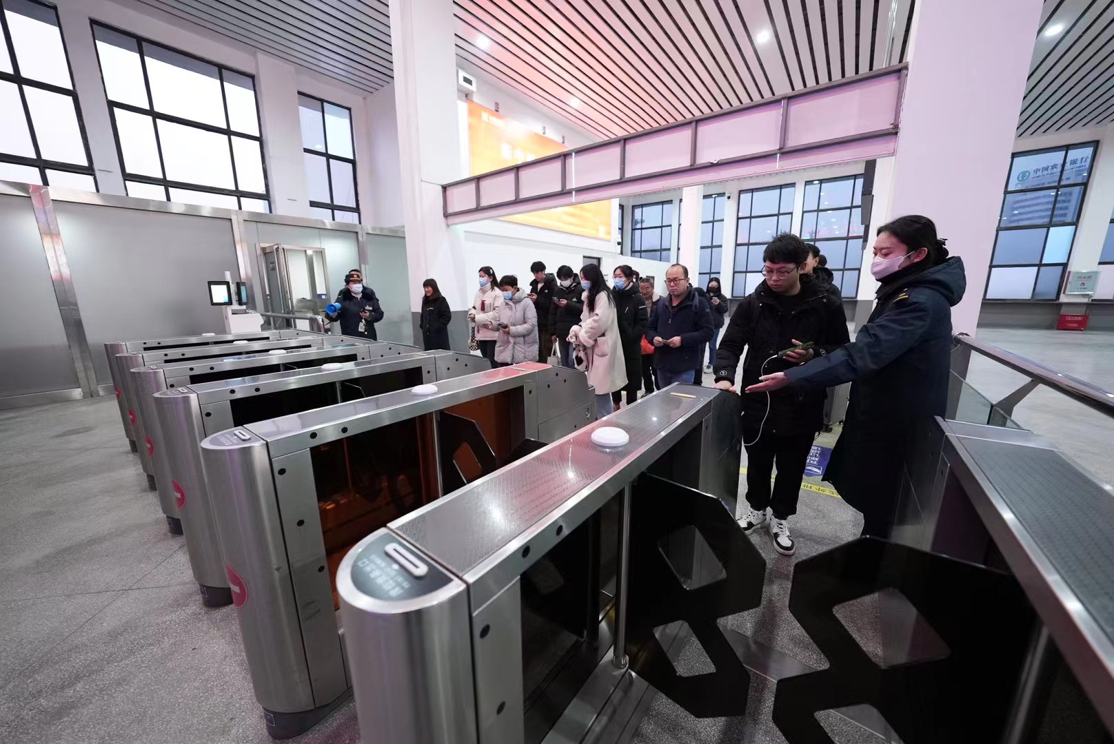 开站迎客焦作车站北站房旧貌换新颜