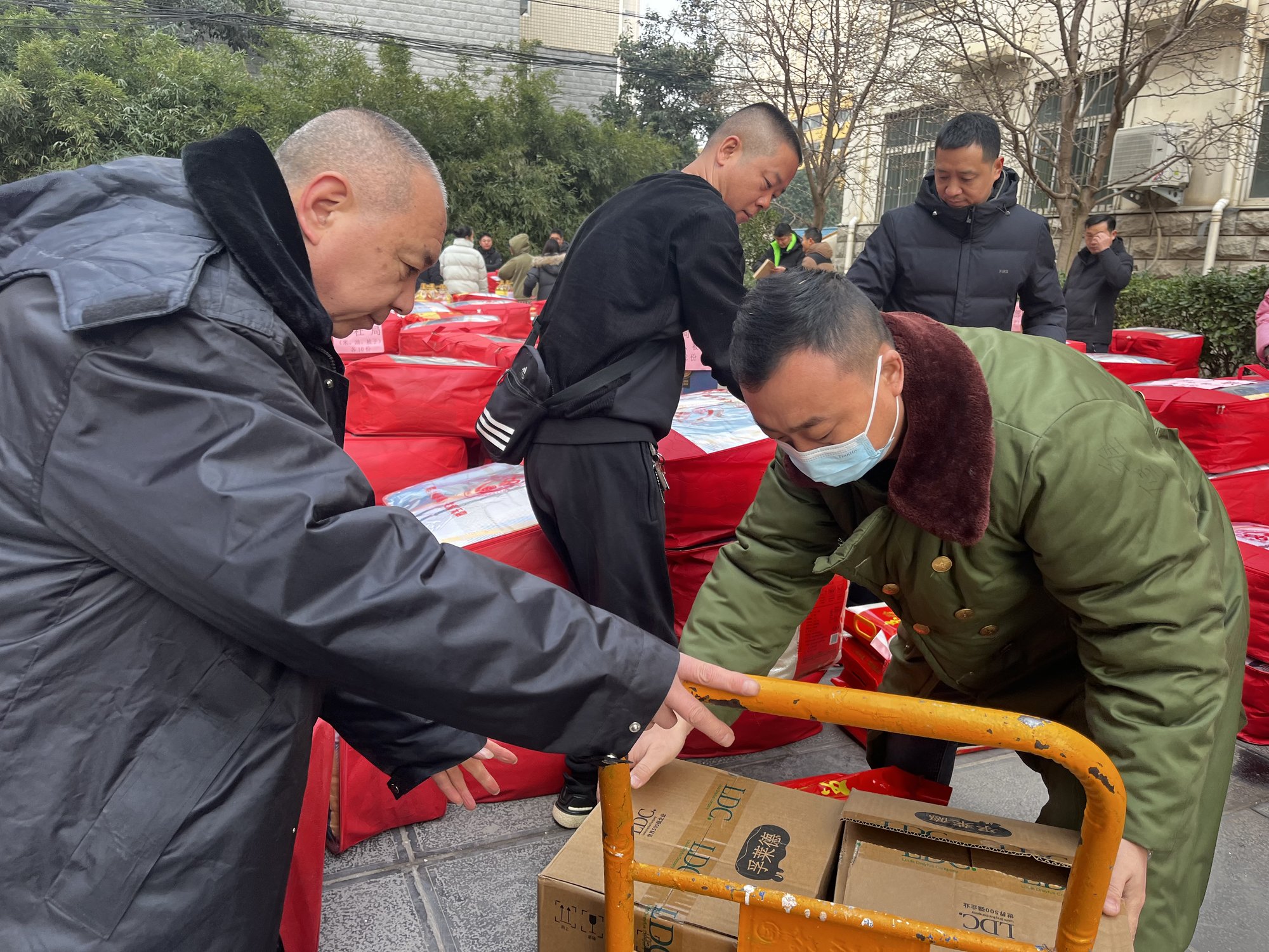 郑州慈善总会多种形式开展“冬季送温暖”活动