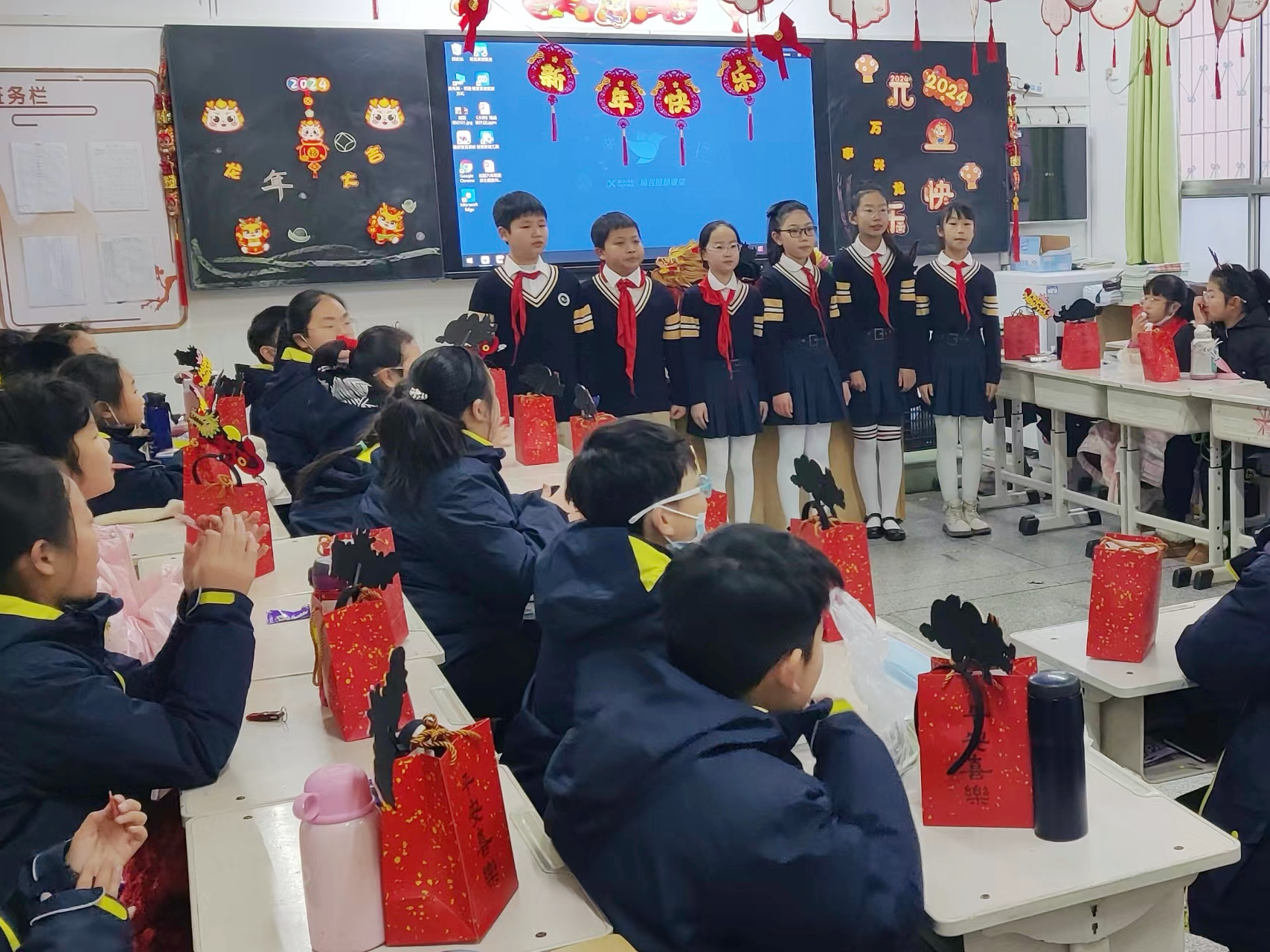 郑州市金水区经三路小学庆元旦迎新年班级联欢活动
