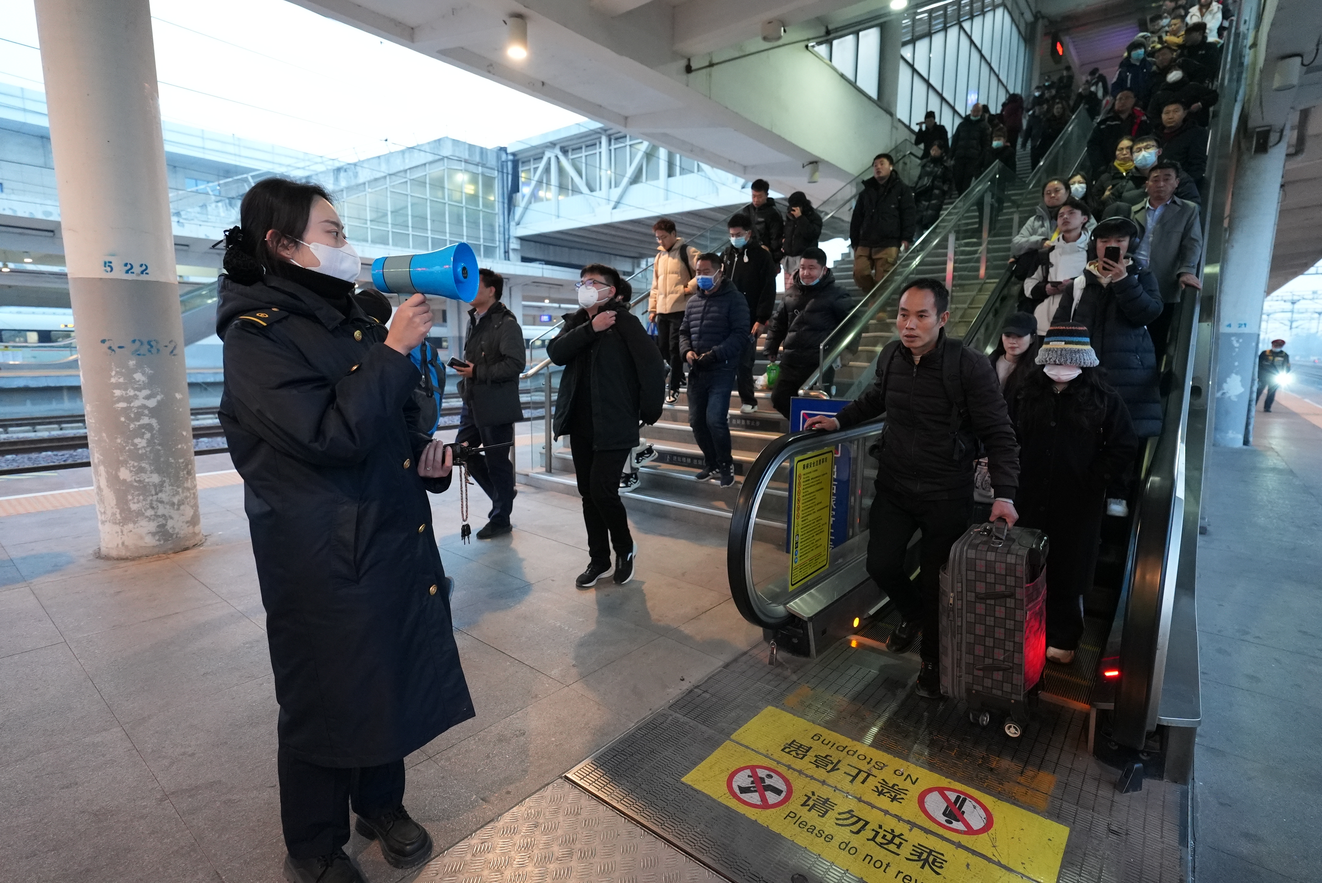 元旦假期首日 国铁集团郑州局预计发送旅客69.2万人次