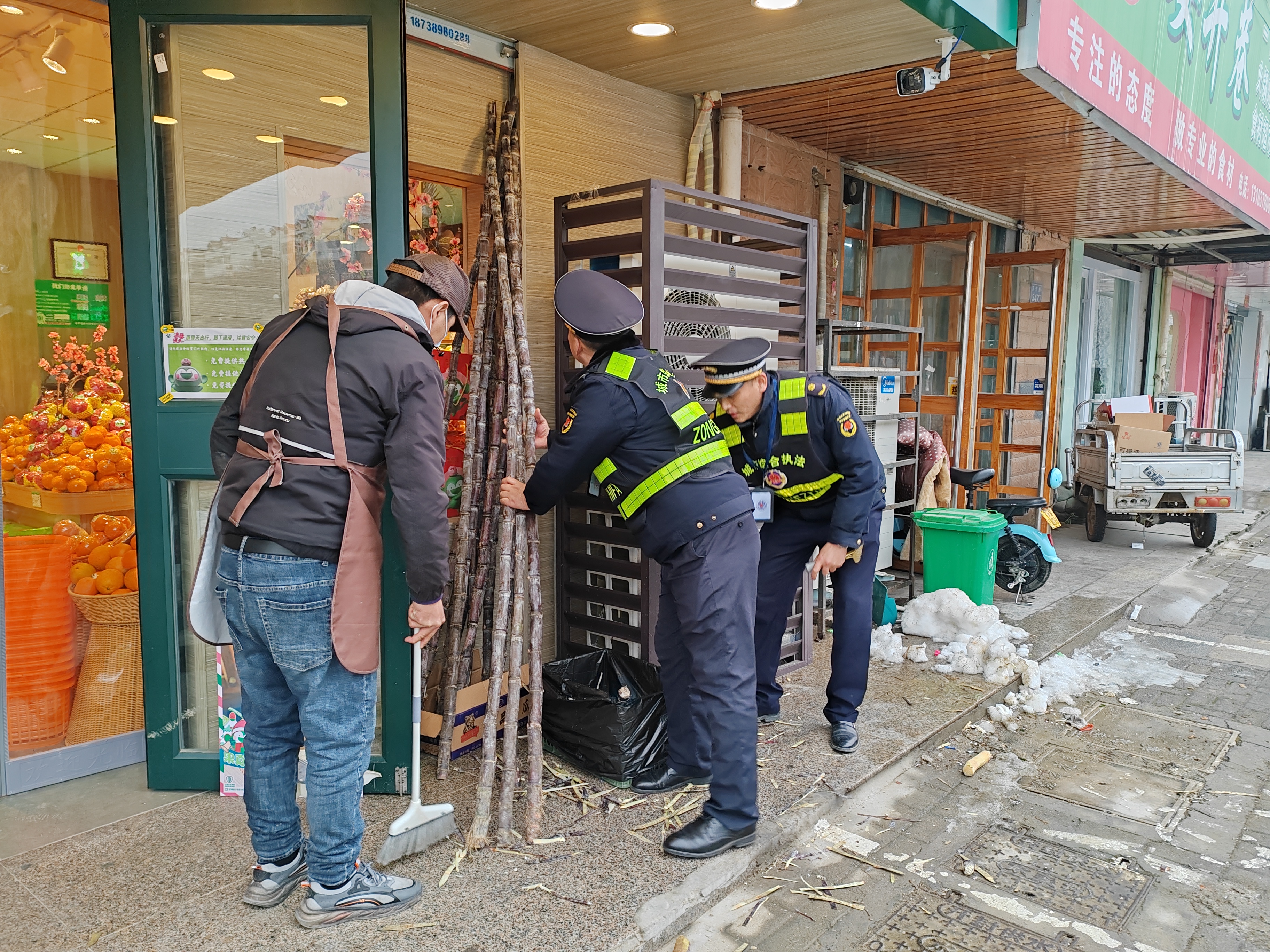 元旦“不打烊” 示范区城管局综合执法大队显担当