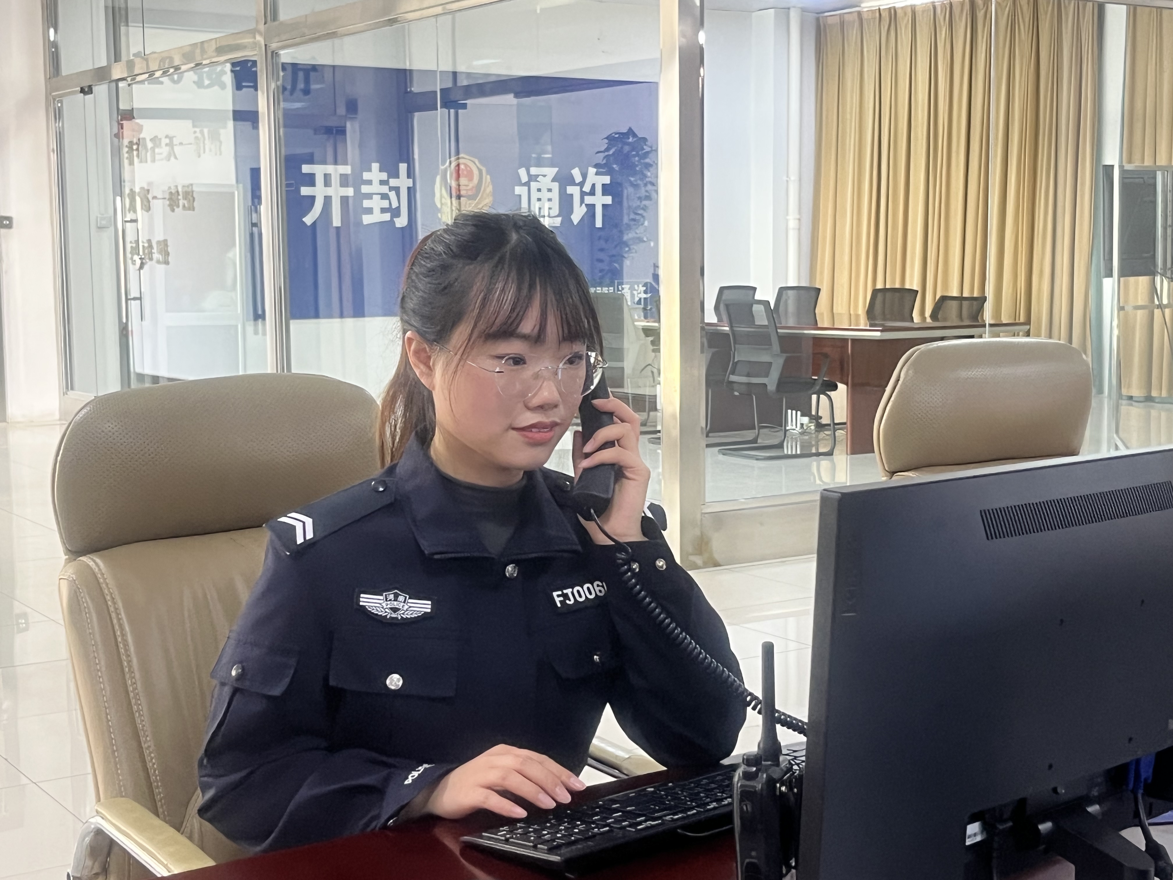 接警员刘丹一线连通民心暖110串起警民情