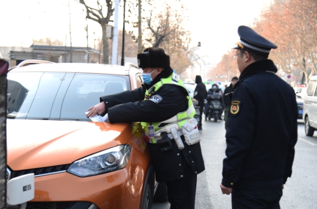 郑州交警、城管部门联合集中治理违法停车见成效
