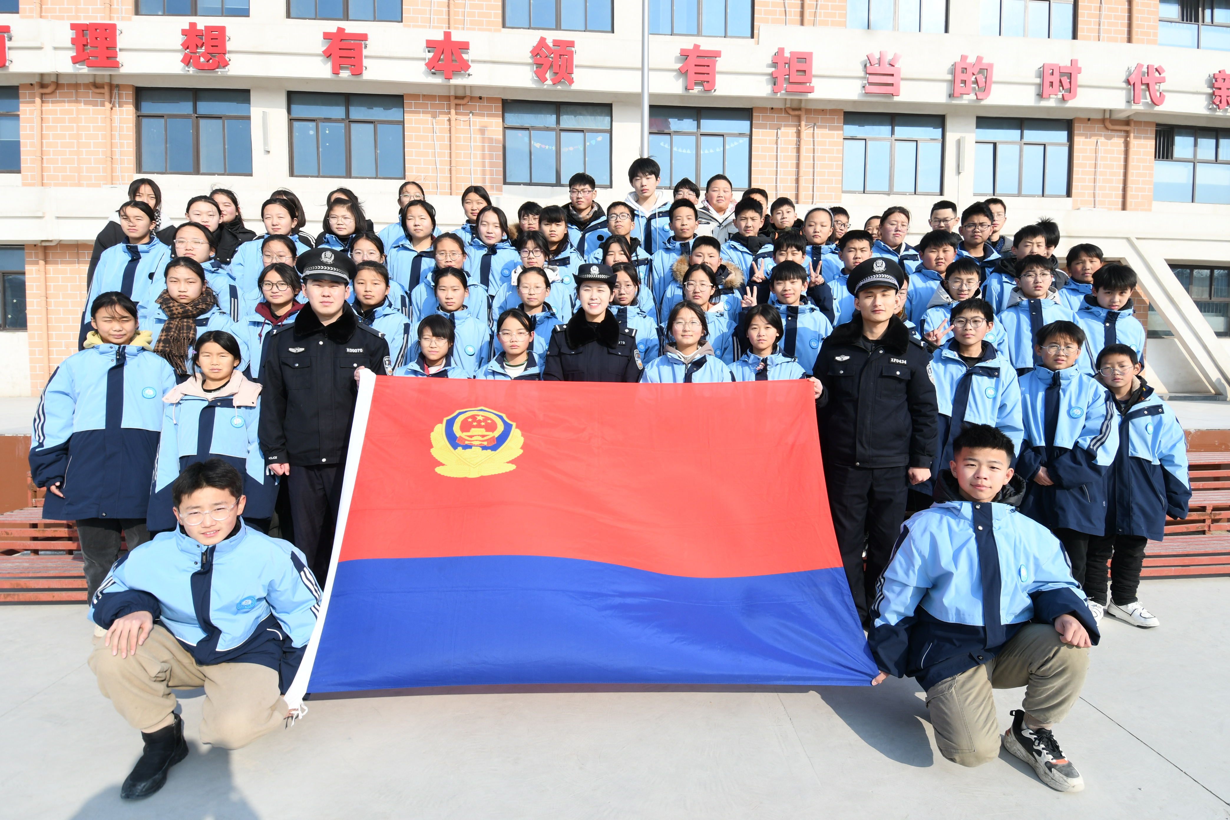 浚县白寺派出所民辅警走进中小学开展“我和警旗合个影”活动