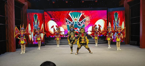 河南鲁山县：百姓大舞台吸引老百姓纷纷亮绝活儿