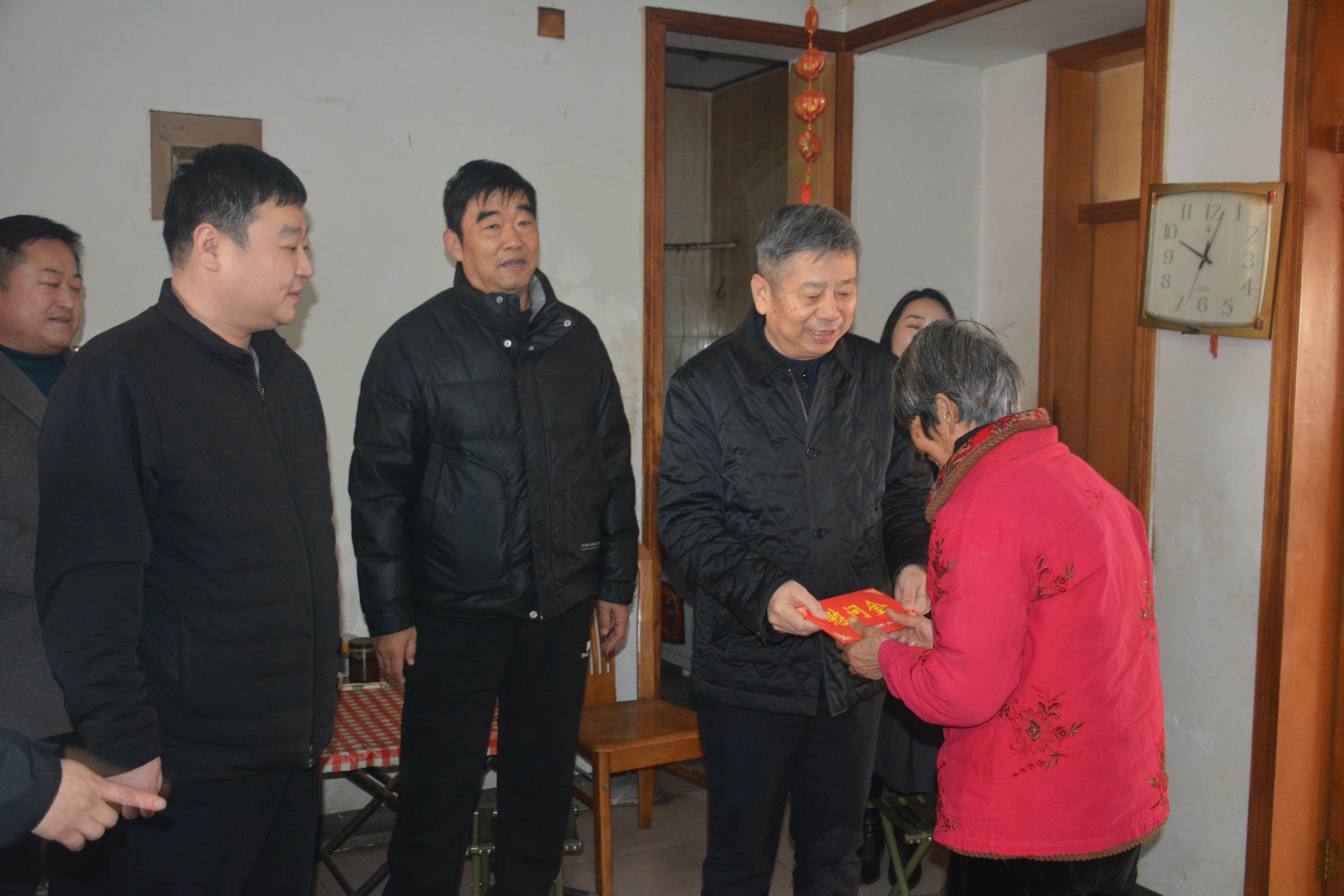 开封市慈善总会联合区慈善总会开展“慈善暖冬行”慰问活动