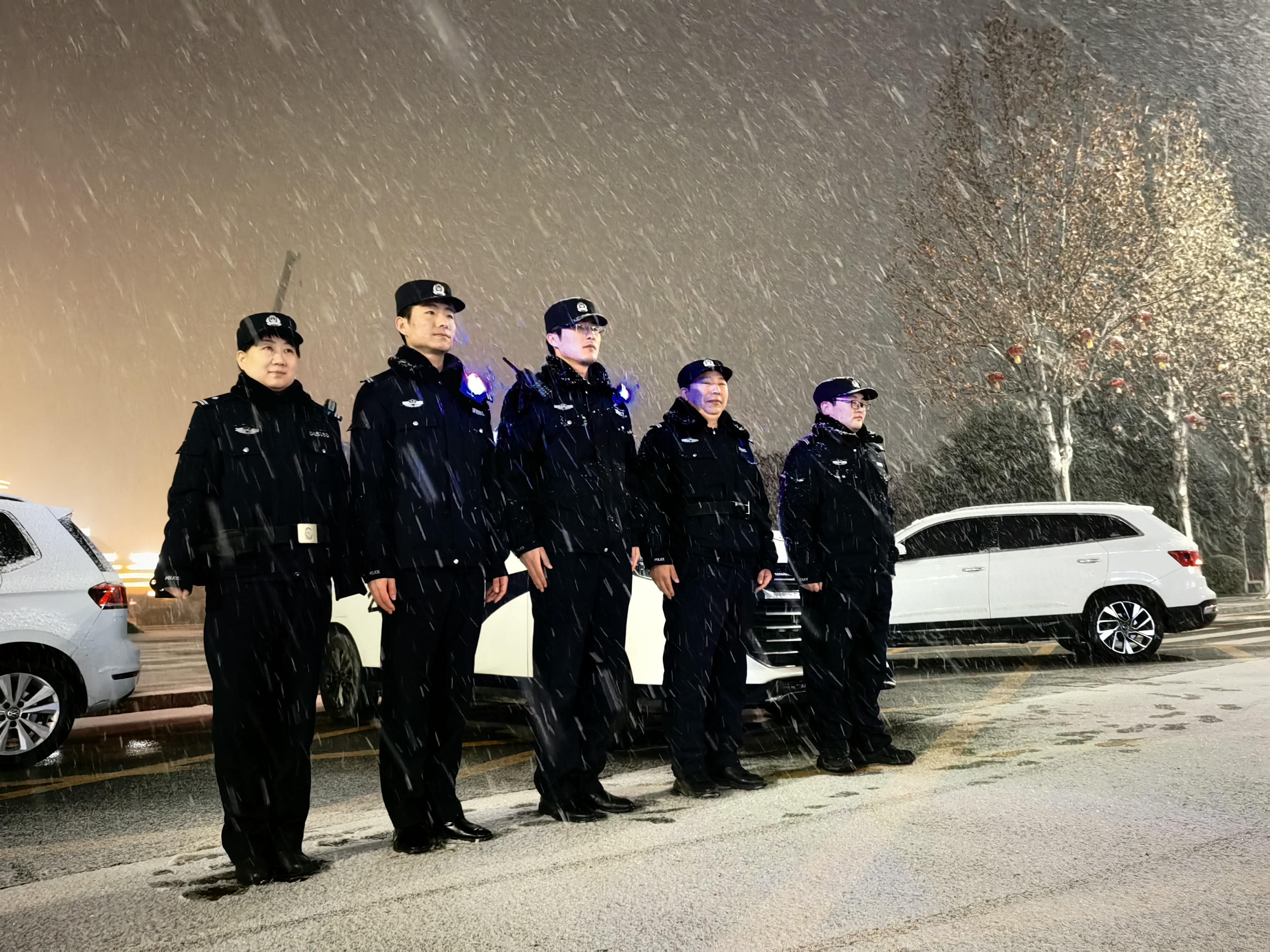 鹤壁示范公安风雪坚守，服务群众护民安