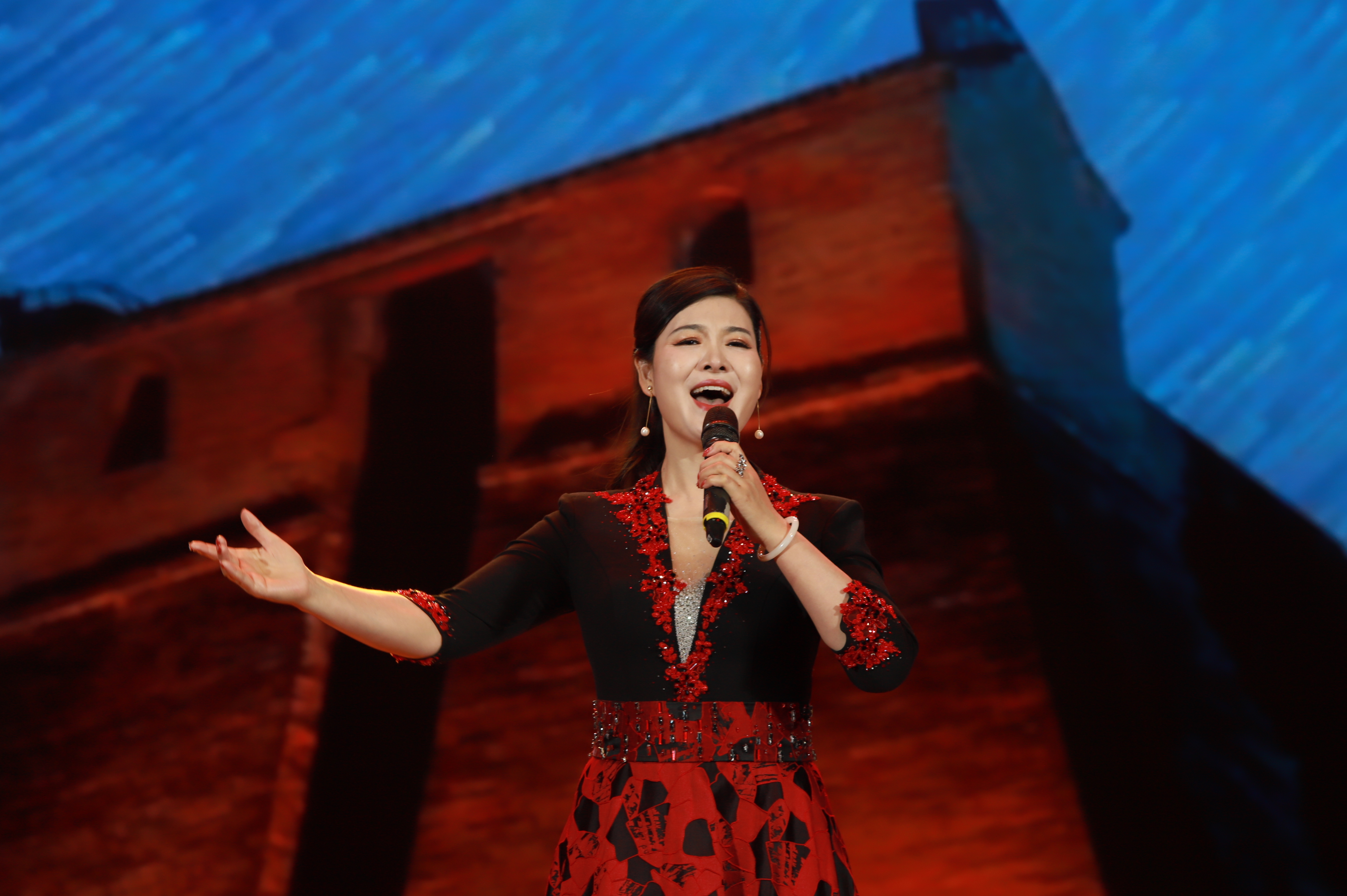 实力派喜剧演员陈奇及影视歌三栖实力派演员许大荣表演小品《卷席筒