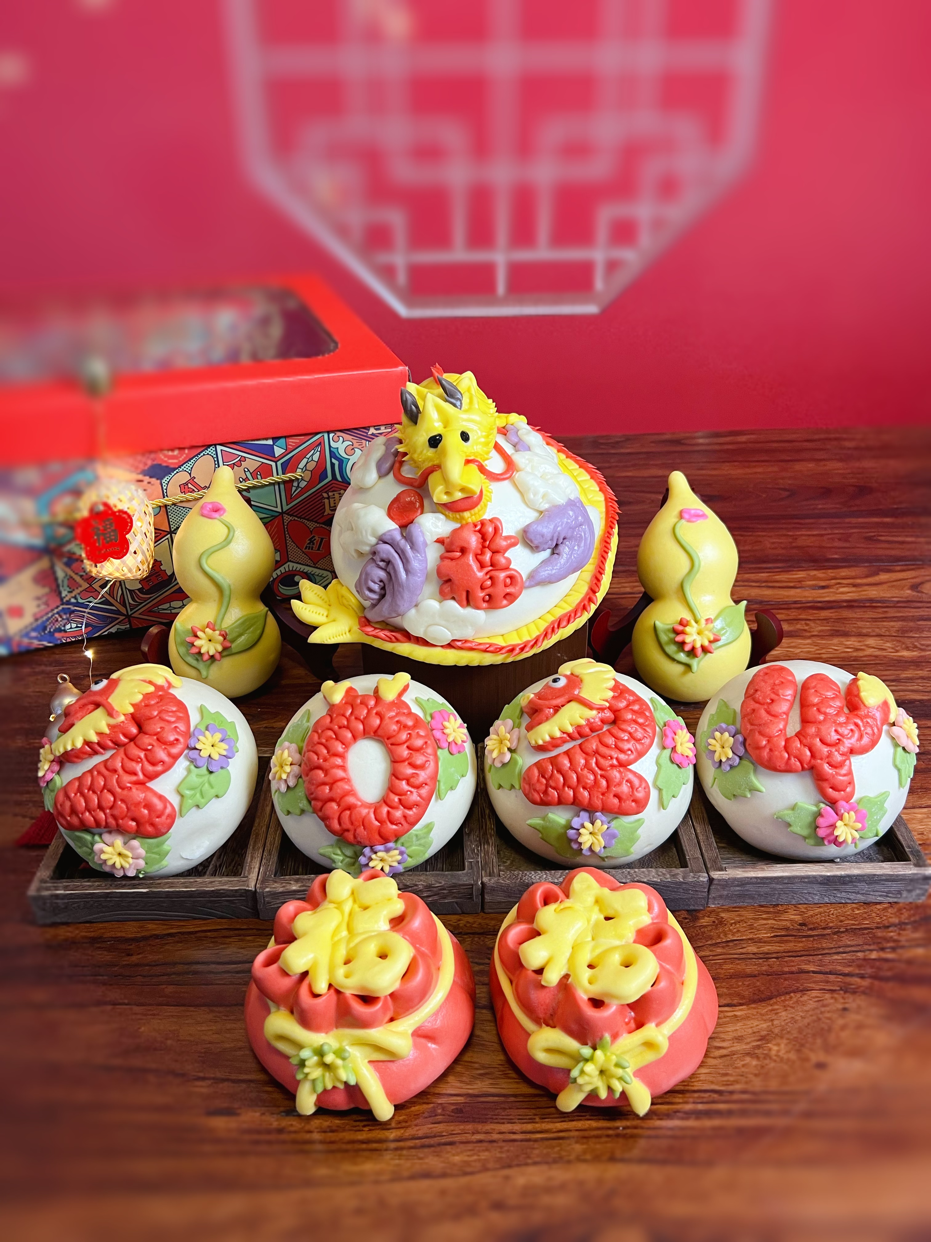 一股麦香扑鼻而来,店长李媛媛正带着店员们现场制作花馍