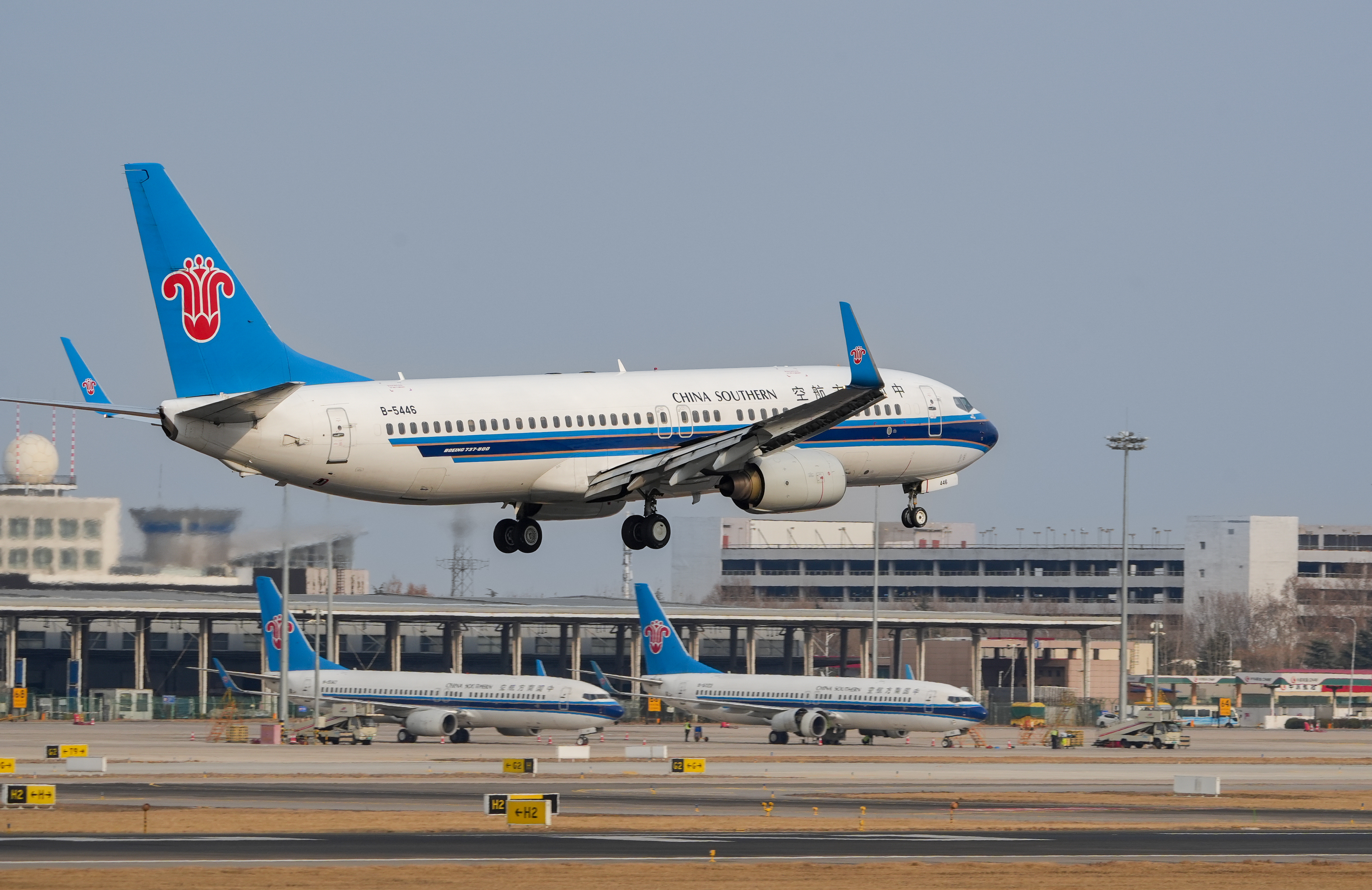 首页>原创>正文>郑州机场正在降落的南航飞机为做好春运航班保障,南航