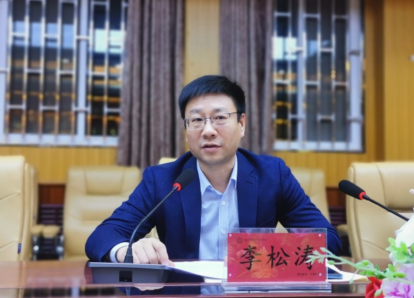 新闻中心>映象新闻>正文>最后,李松涛校长对工作室的发展给出了具体